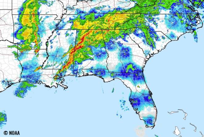 Il radar mostra (in rosso) l'intensa linea temporalesca cui si sono associati i tornado