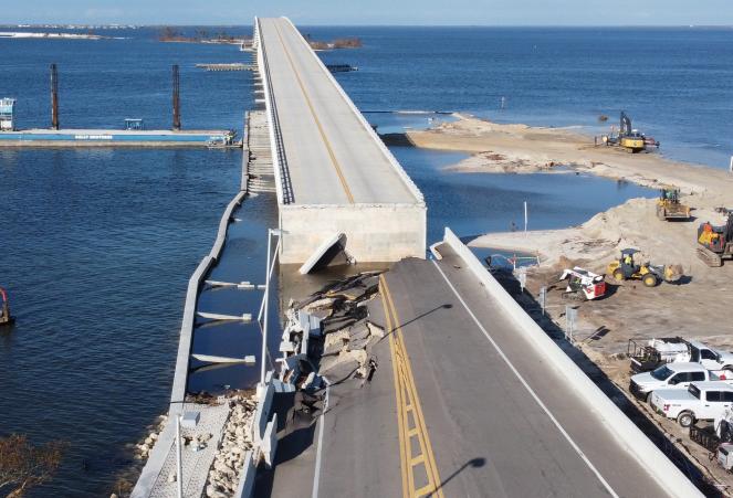 Cronaca meteo. Florida, Isola di Sanibel. Ricostruzione del ponte a tempo record dopo le devastazioni dell'uragano Ian - Video