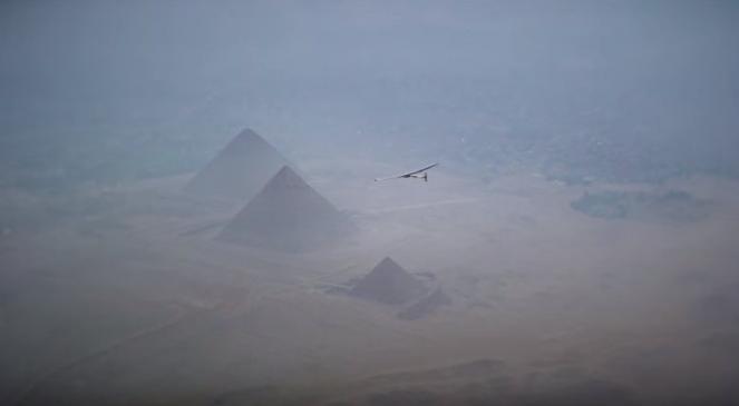 Il Solar Impulse 2 sulle piramidi egiziane