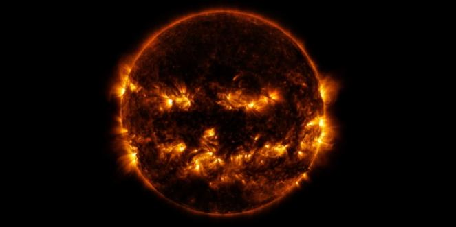 Il sole a forma di zucca dell'8 Ottobre 2014 (fonte NASA)