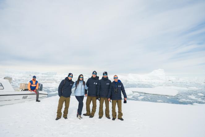 Il team 3Bmeteo sopra uno degli iceberg