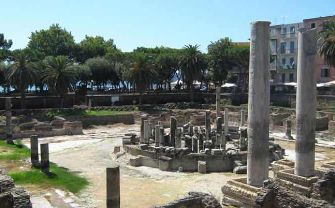 Il tempio di Serapide a Pozzuoli, emblema del Bradisismo