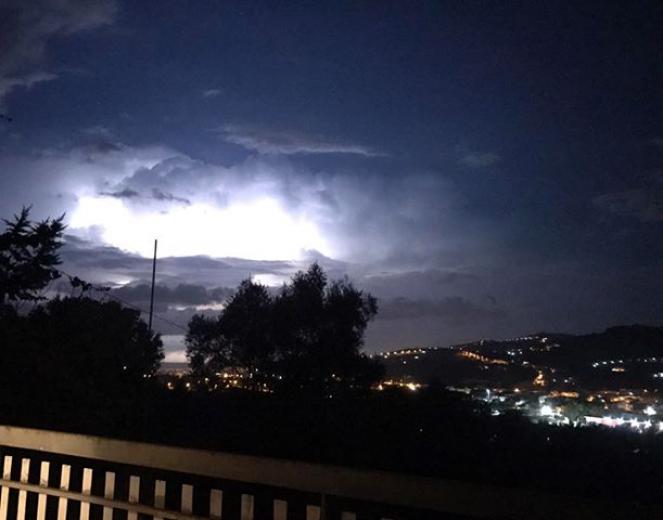 Il temporale di ieri sera visto da Agropoli. Foto via fb by Pierfrancesco Giordano 