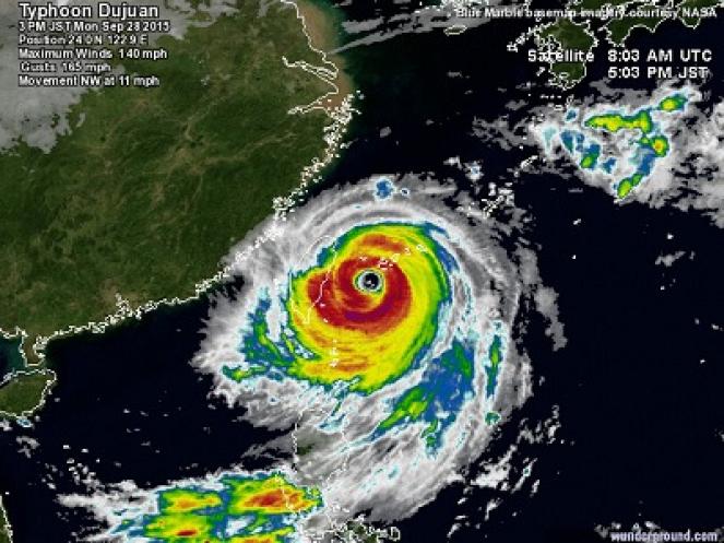 Il tifone Dujuan durante il suo landfall su Taiwan