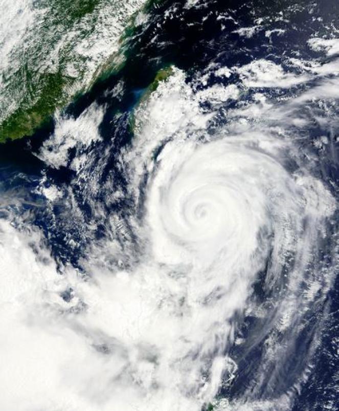 Il Tifone Goni nei pressi di Okinawa
