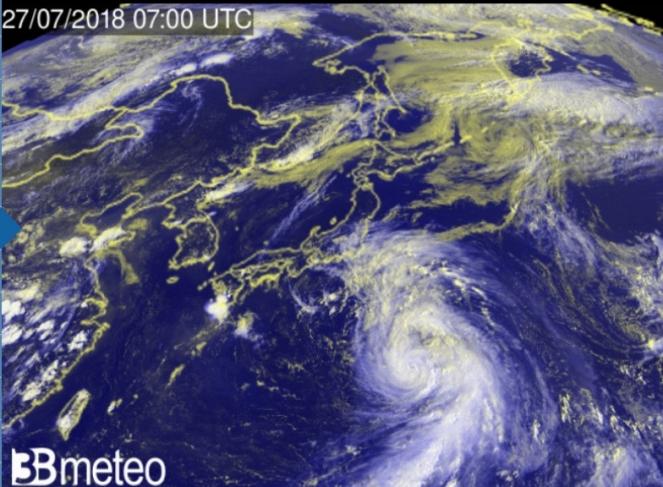 Il tifone Jongdari al largo del Giappone, visto dal satellite