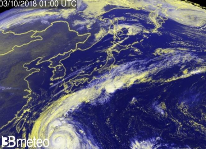 Il tifone Kong-Rey risale verso il Giappone