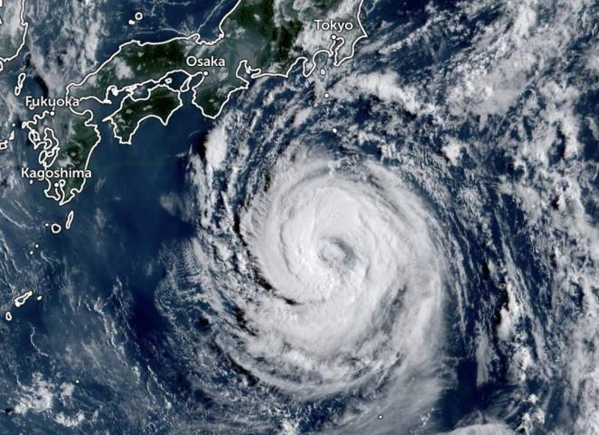 Cronaca meteo. Giappone, è allerta per l'arrivo del tifone Lan. Landfall previsto entro martedì - Video