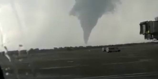 Il tornado ripreso dalla cabina di pilotaggio di un aereo
