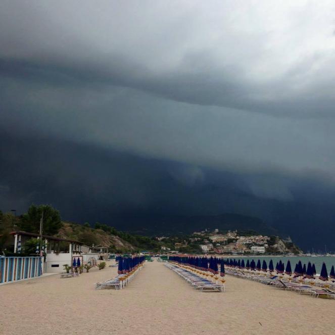 Il violento temporale di Ancona in avvicinamento