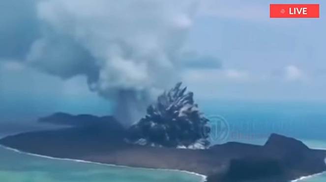 Il vulcano Kavachi riemerge dai fondali del Pacifico