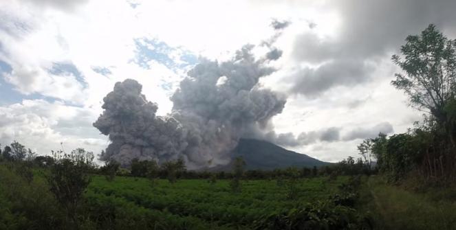 Il vulcano Sinabung durante l'eruzione
