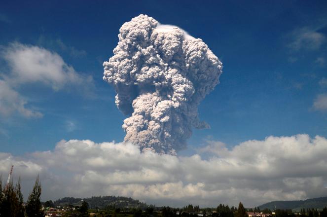 Il vulcano Sinabung torna in eruzione con una spettacolare esplosione