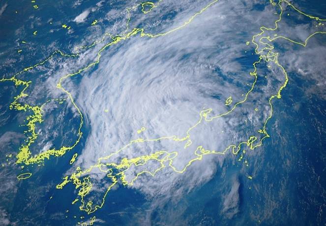 Cronaca meteo. Tifone Lan, landfall in Giappone sull'isola di Honshu. Venti a 150km/h, piogge torrenziali e migliaia di black out - Video