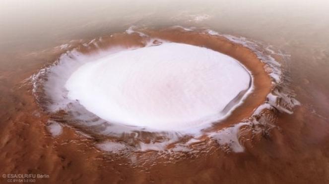 Immagine del cratere ricoperto dal ghiaccio. Credit: ESA/DLR/FU Berlin