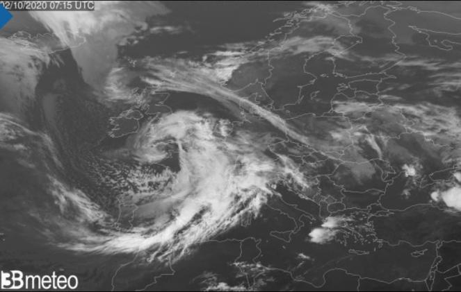  Immagine satellitare all'infrarosso con il vortice depressionario centrato al momento sul Canale della Manica