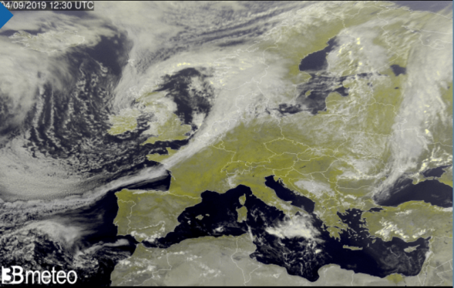 Immagine satellitare: Evidente la depressione sulla Gran Bretagna alimentata dal fiume di aria fredda in discesa dal'Islanda
