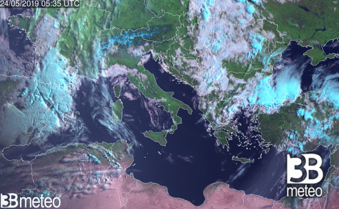 Immagine satellite di venerdì mattina
