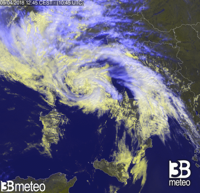 Immagine satellite: vortice sul Centro Italia