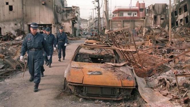 Immagini del devastante terremoto che colpì Kobe nel 1995