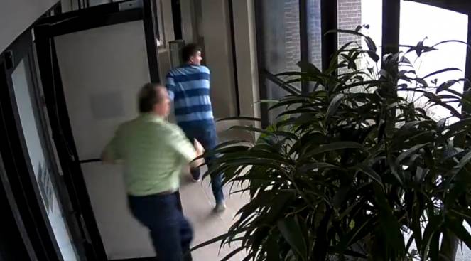 Impiegati in fuga da un ufficio poco prima che arrivi il tornado