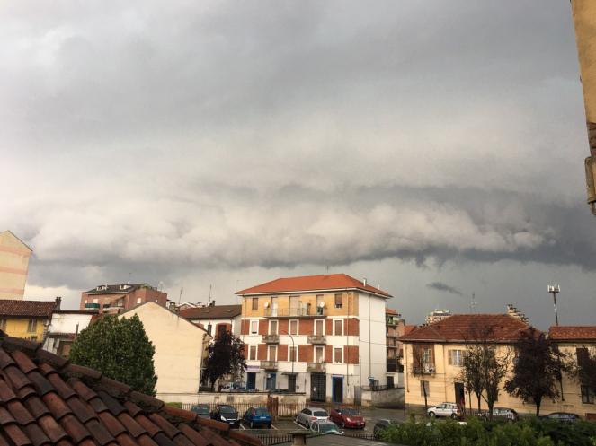 Imponente Shelf Cloud nel Monferrato. (Credits Gruppo Telegram dati meteo Asti) 