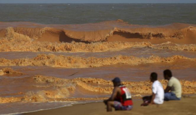 Impressionante il colore arancione assunto dal mare - Luogo: Linhares, Brasile