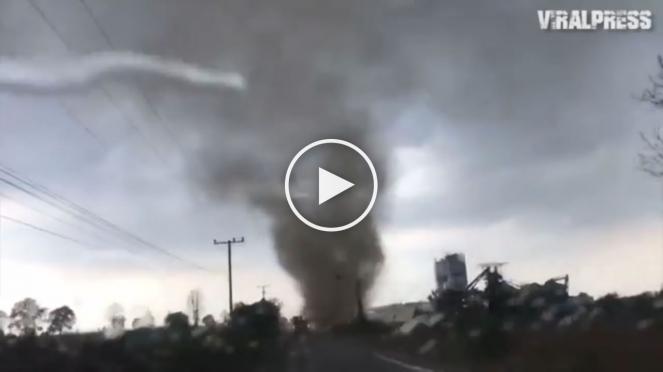 Improvviso tornado invece un camion in Thailandia