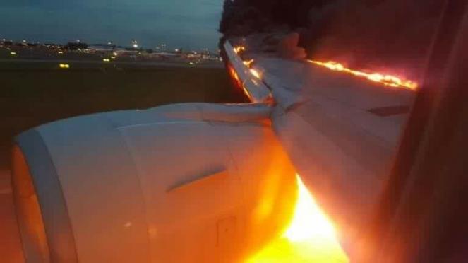 In fiamme Boeing della Singapore Airilines