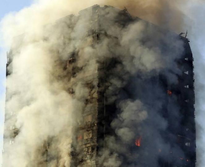 In fiamme la Grenfell Tower di Londra