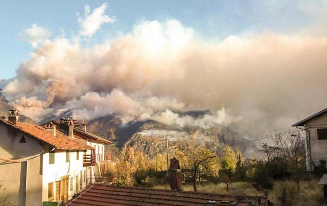Incendio a Mompantero, in Val Susa. Foto di Sara Pellissero