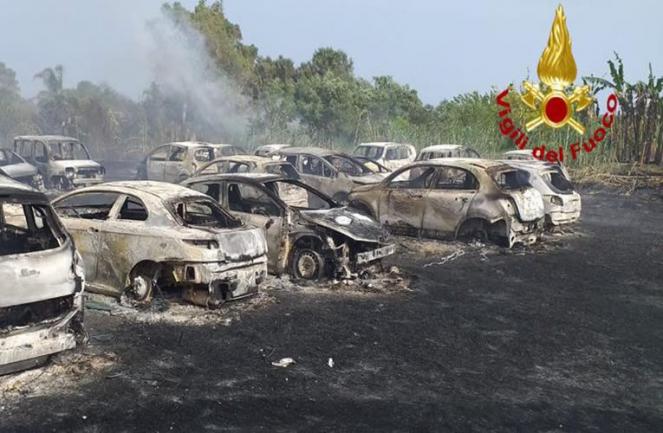 Incendio distrugge più di 30 auto in uno parcheggio della spiaggia di Noto in Sicilia