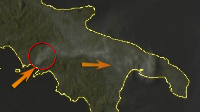 Incendio sul Vesuvio: il fumo visto dal satellite
