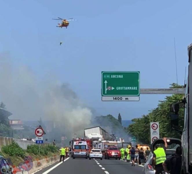 CRONACA DIRETTA - Inferno sull'A14, schianto tra 3 Tir. Due vittime