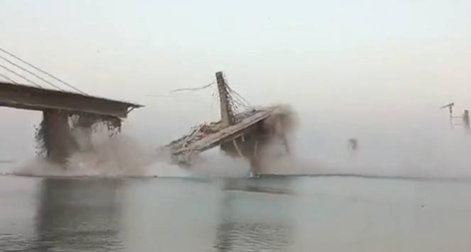 India, disastro sulle sponde del Gange, un ponte in costruzione crolla all'improvviso 