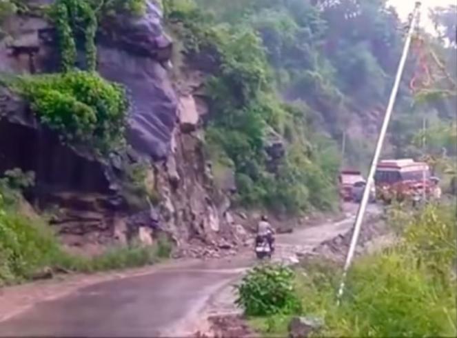India - Motociclista attraversa una zona in frana, salvo per miracolo