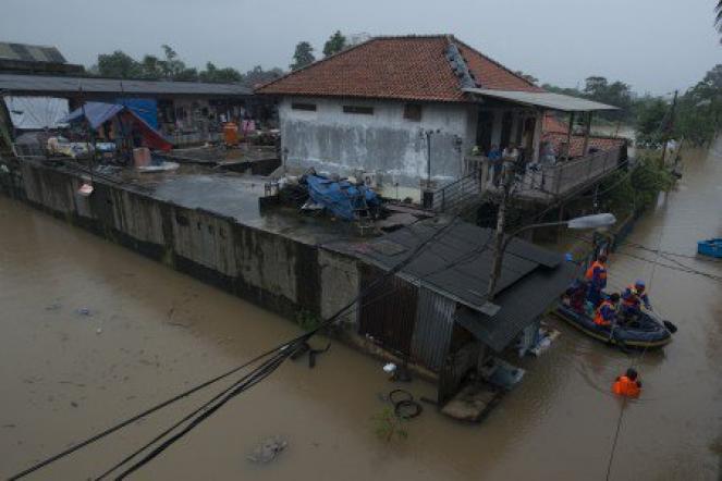 Indonesia, Java: Giacarta inondata dalle acque del fiume Ciliwung