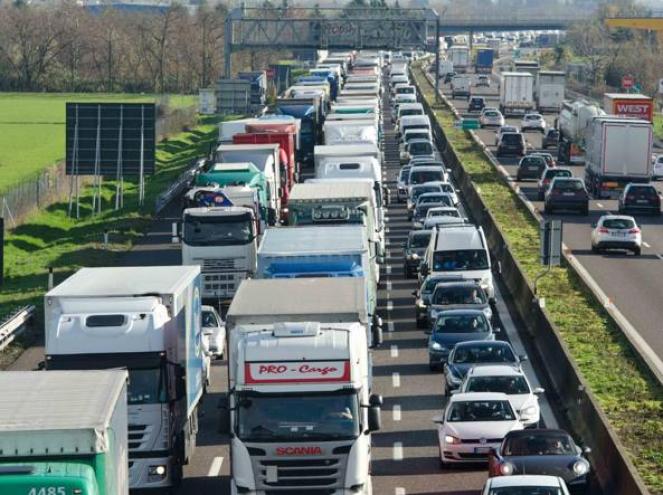 Info traffico disagi sulla A4 per lavori e incidente