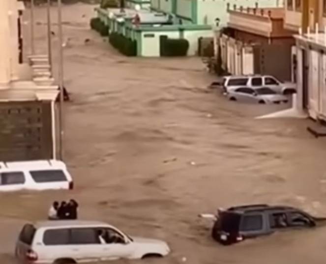 Cronaca meteo. Arabia Saudita, pesanti inondazioni vicino a La Mecca. Strade e ponti distrutti a Taif - Video