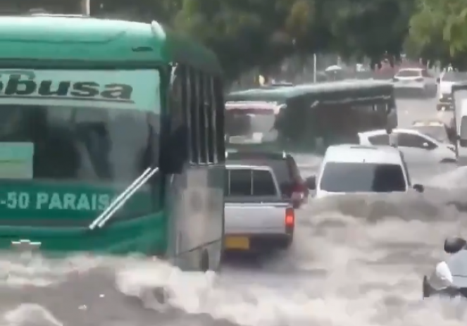 Cronaca meteo. Nubifragi in Colombia, strade come torrenti e veicoli imprigionati nell acqua - Video