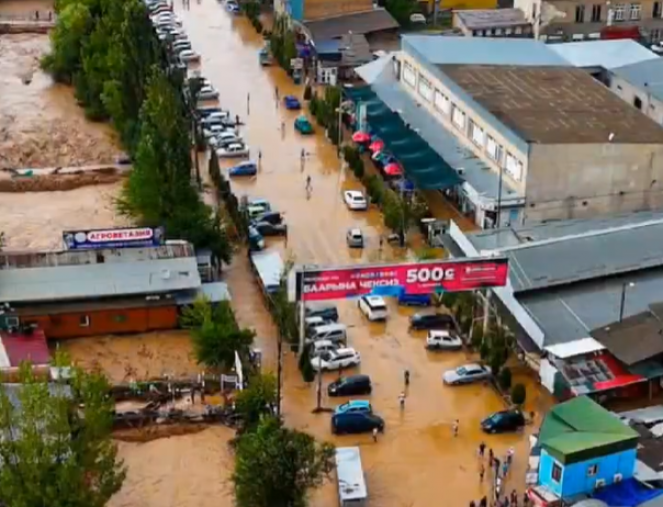 Cronaca meteo. Piogge torrenziali e inondazioni nel Kirghizistan. Evacuazioni e ingenti danni - Video