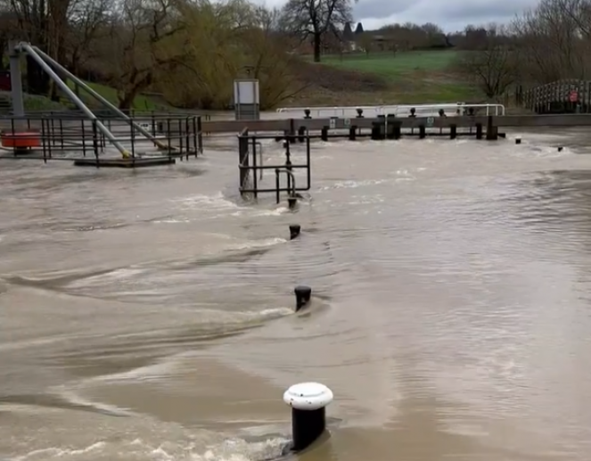 Cronaca meteo - Regno Unito, piogge torrenziali nel sud dell Inghilterra. Inondazioni ad est di Londra - Video