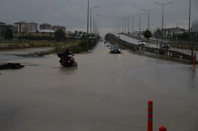 Cronaca meteo. Piogge torrenziali nel sud della Turchia, la provincia di Hatay finisce sott acqua - Video