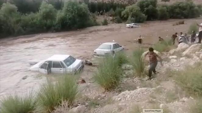 Iran - L'esondazione del fiume travolge numerose auto e persone