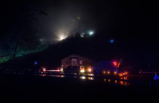 l'area della frana illuminata dai fari e dalle luci dei soccorritori (fonte Ti-Press)