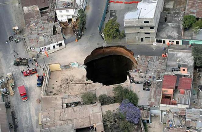 l'enorme sinkhole di Guatemala City del 2010
