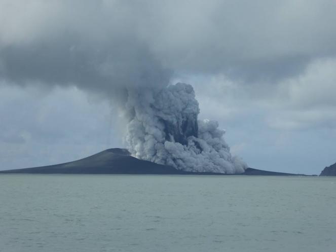A erupção do vulcão Hongja Tonga abalou o Oceano Pacífico e causou um tsunami