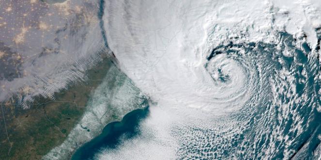 L'immagine satellite NOAA che mostra il centro della tempesta allontanarsi dalla East Coast settentrionale