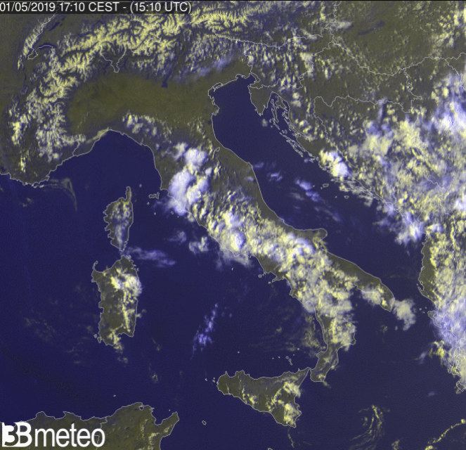 L'Italia osservata da satellite (spettro del visibile) nel pomeriggio del Primo Maggio: si osservi la nuvolosità cumuliforme, foriera di rovesci e locali temporali, con la tipica forma tondeggiante