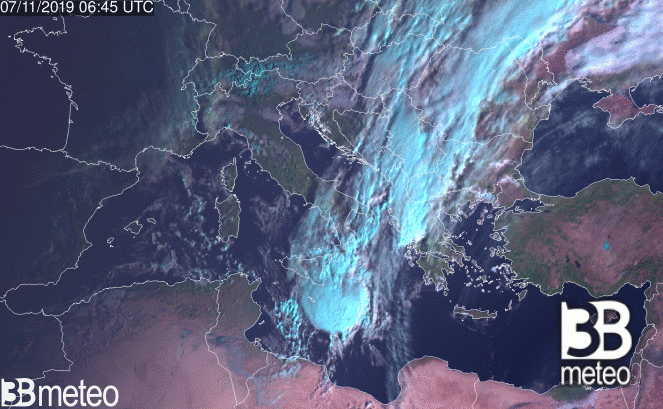 L'Italia vista dal satellite all'alba di oggi, giovedì